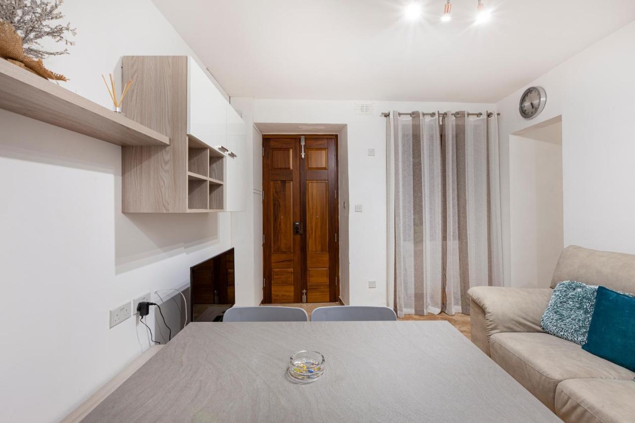 Designer With Comfy Sofa In By 360 Estates Apartamento