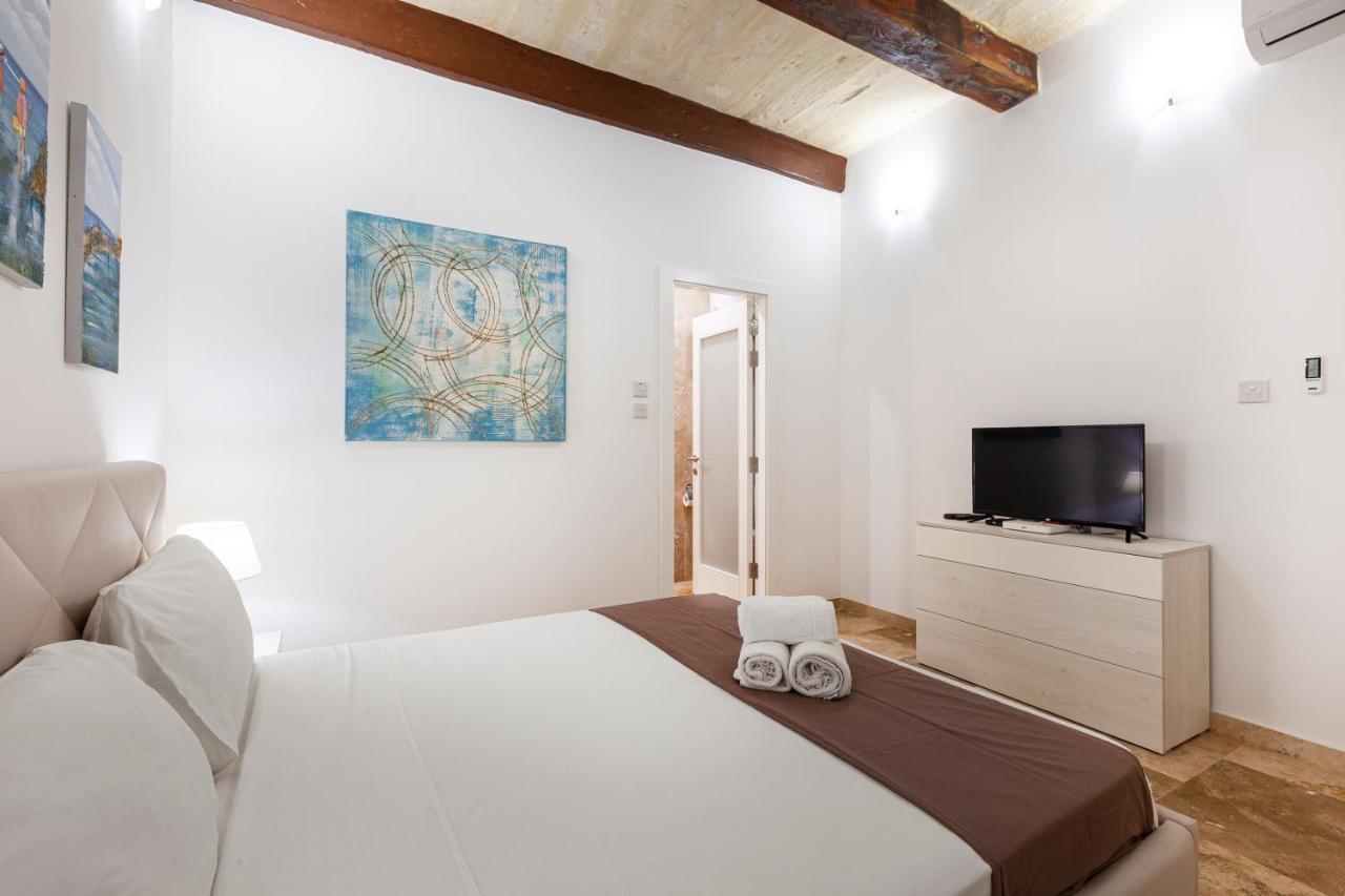 Designer With Comfy Sofa In By 360 Estates Apartamento *