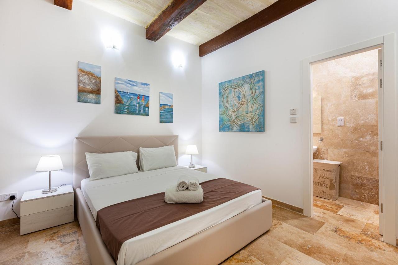 Designer With Comfy Sofa In By 360 Estates Apartamento Valeta
