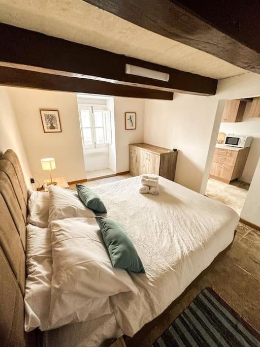 Traditional Townhouse On The Main Street In Blue Door Apartment
