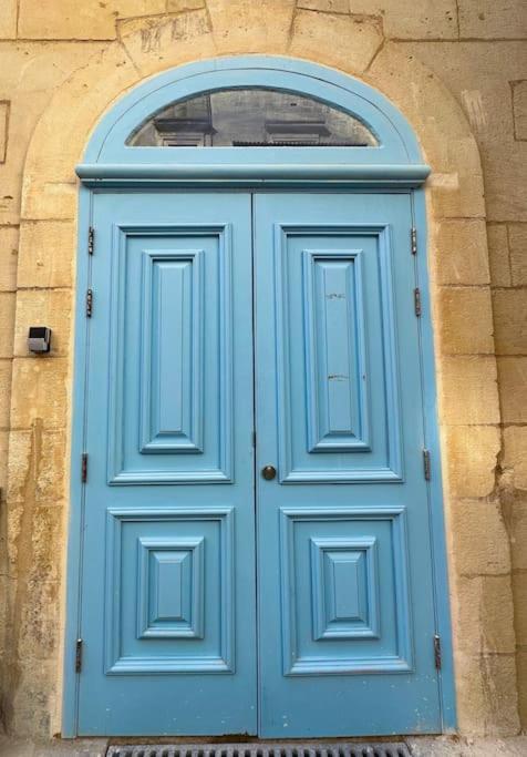 Traditional Townhouse On The Main Street In Blue Door Apartment Valletta