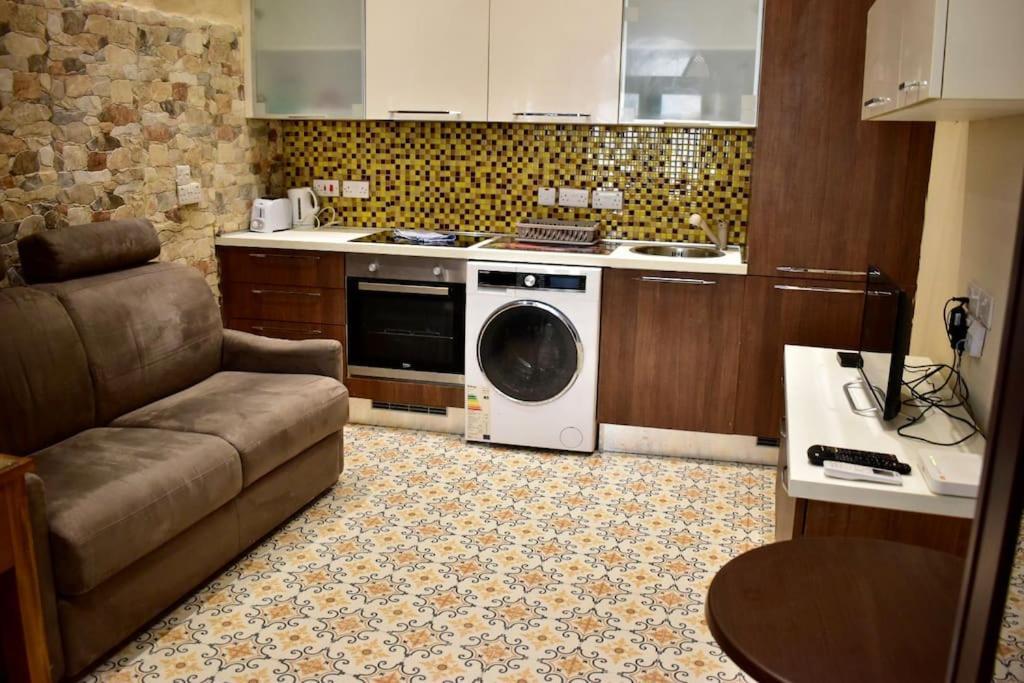 Centre Pied-a-terre Near Food Market And Walking Distance To Bus Terminus Apartamento Valeta
