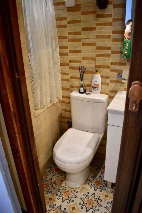Centre Pied-a-terre Near Food Market And Walking Distance To Bus Terminus *