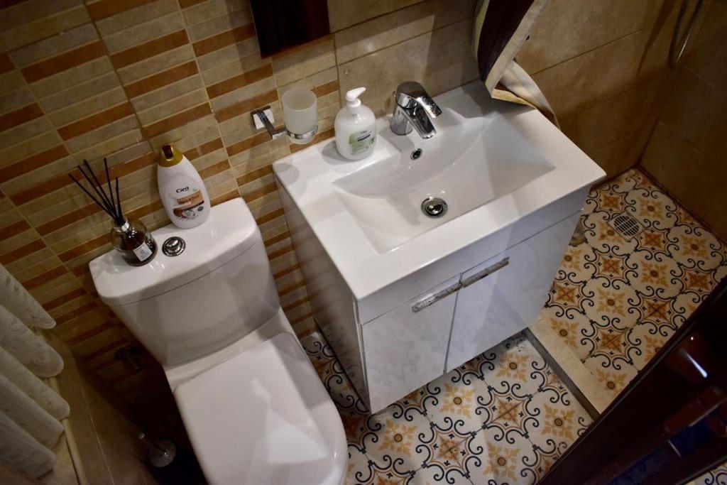 Apartment Centre Pied-a-terre Near Food Market And Walking Distance To Bus Terminus *