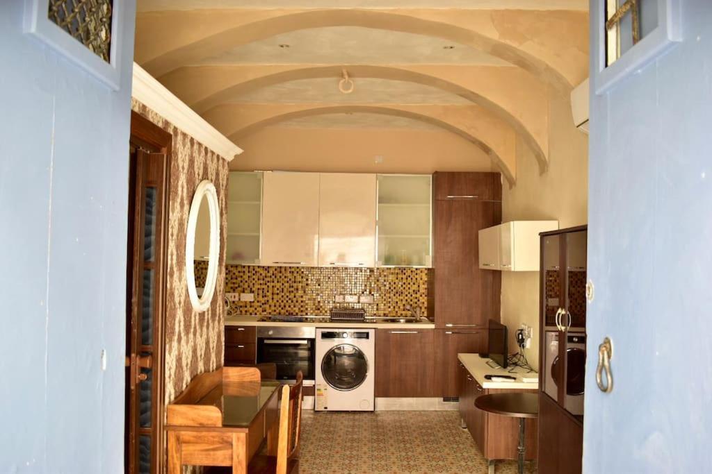 Apartamento Centre Pied-a-terre Near Food Market And Walking Distance To Bus Terminus *