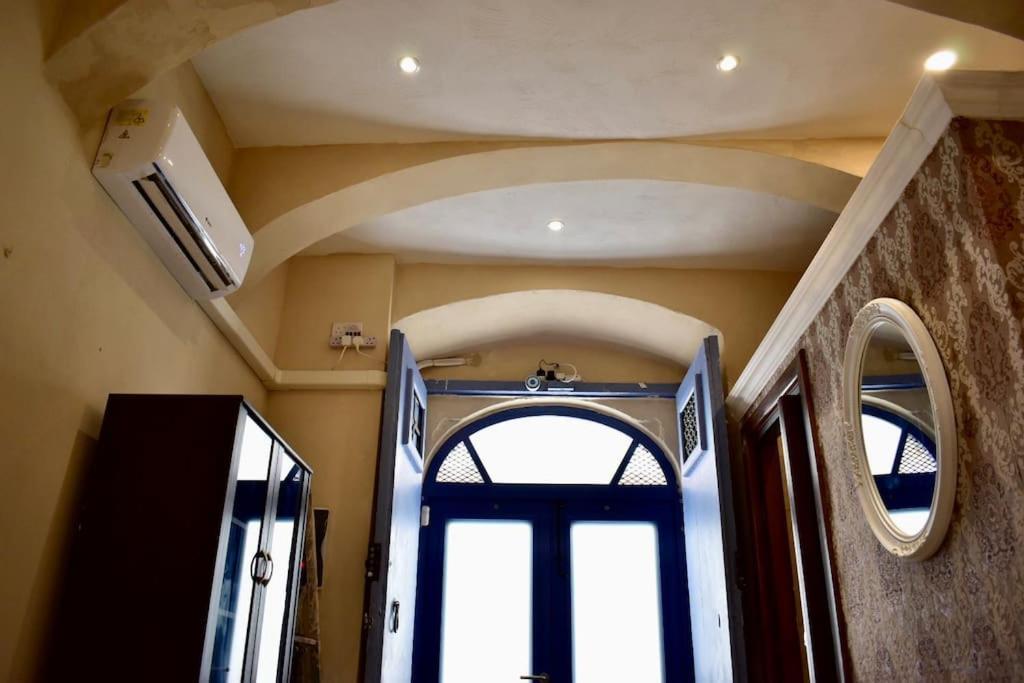 Centre Pied-a-terre Near Food Market And Walking Distance To Bus Terminus *