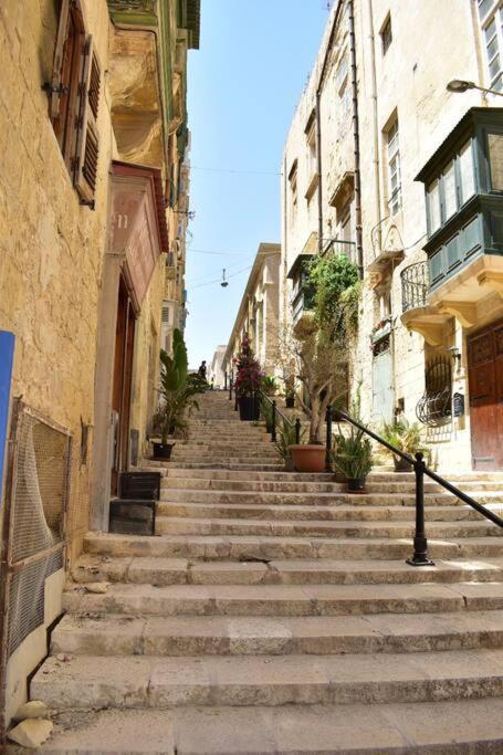 Centre Pied-a-terre Near Food Market And Walking Distance To Bus Terminus Apartamento
