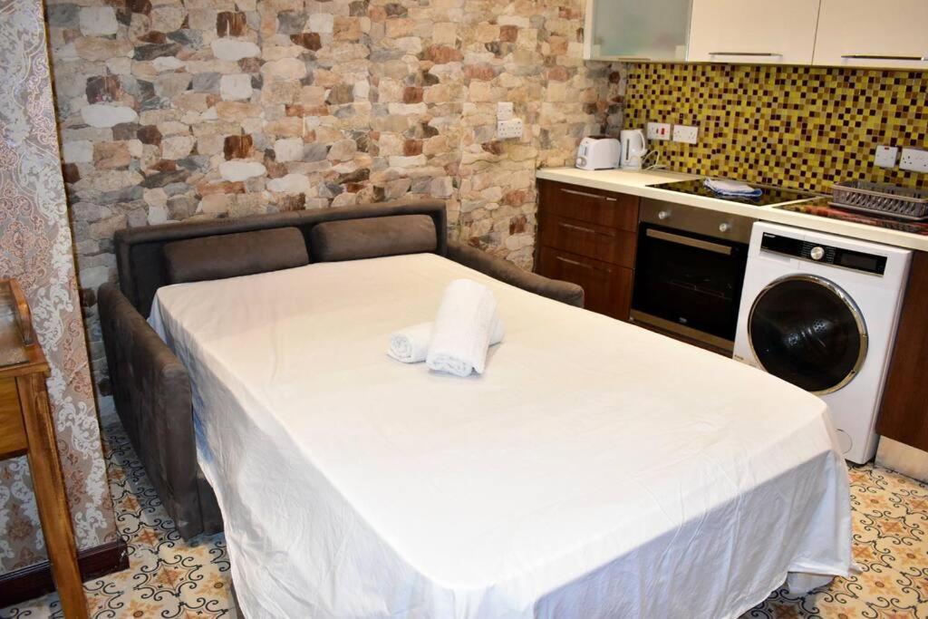 Centre Pied-a-terre Near Food Market And Walking Distance To Bus Terminus *