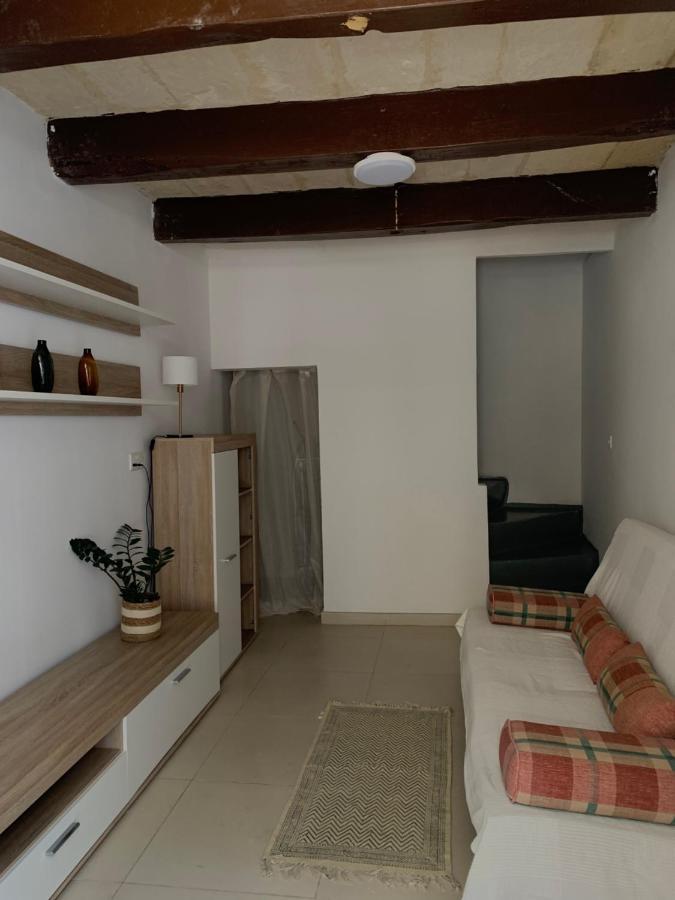 Traditional Townhouse On The Main Street In Blue Door Valletta