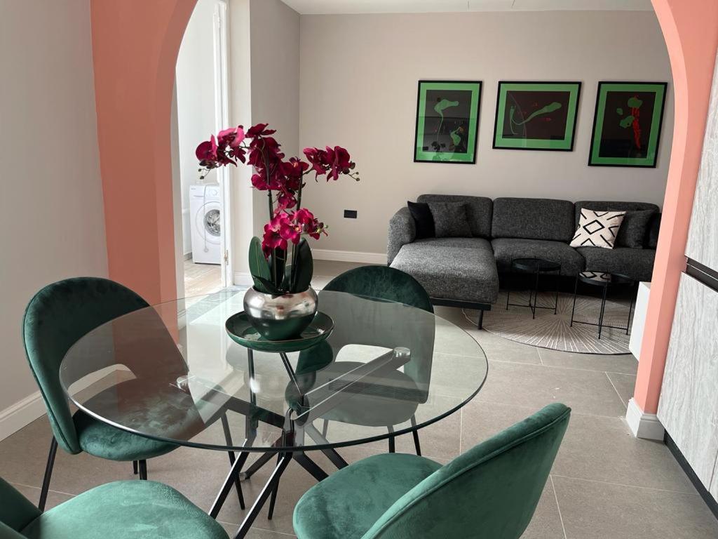 Apartment Heart, 3