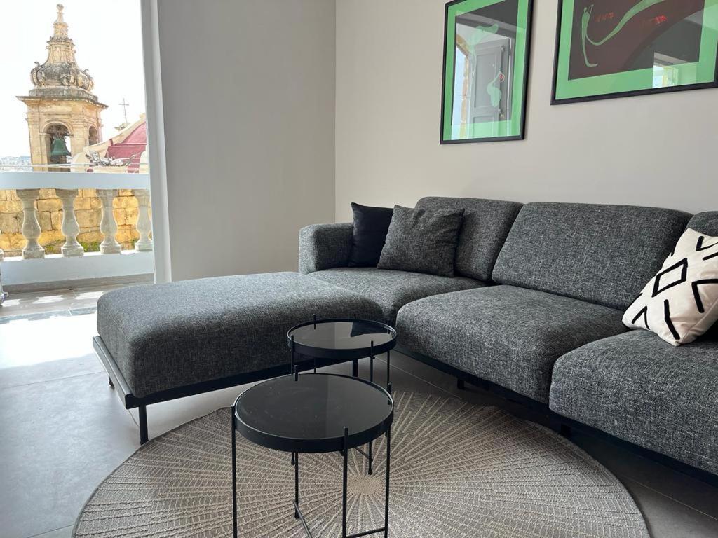 Apartment Heart, 3 *