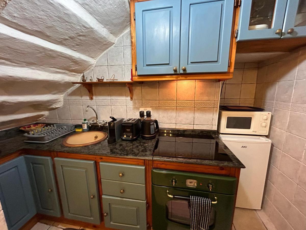 Central Townhouse With Maltese Balcony Valeta