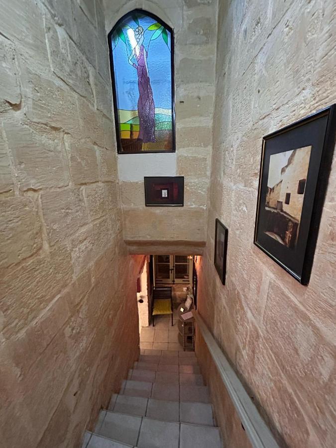 Central Townhouse With Maltese Balcony