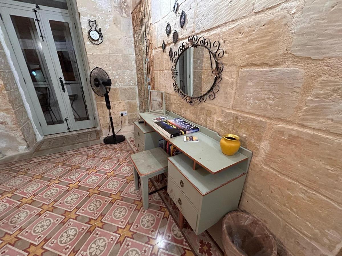 Central Townhouse With Maltese Balcony Apartamento