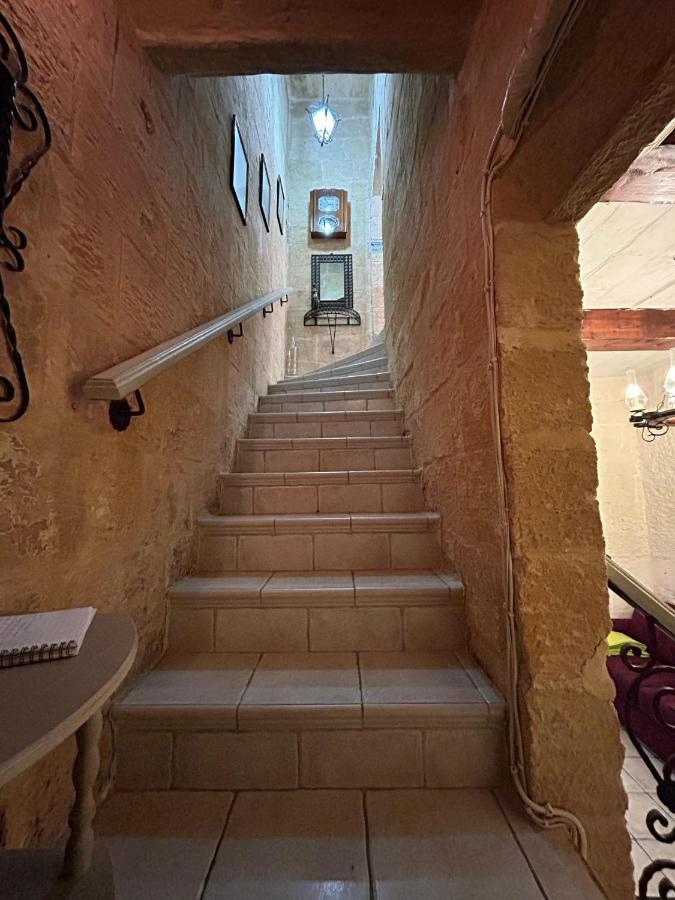 Central Townhouse With Maltese Balcony