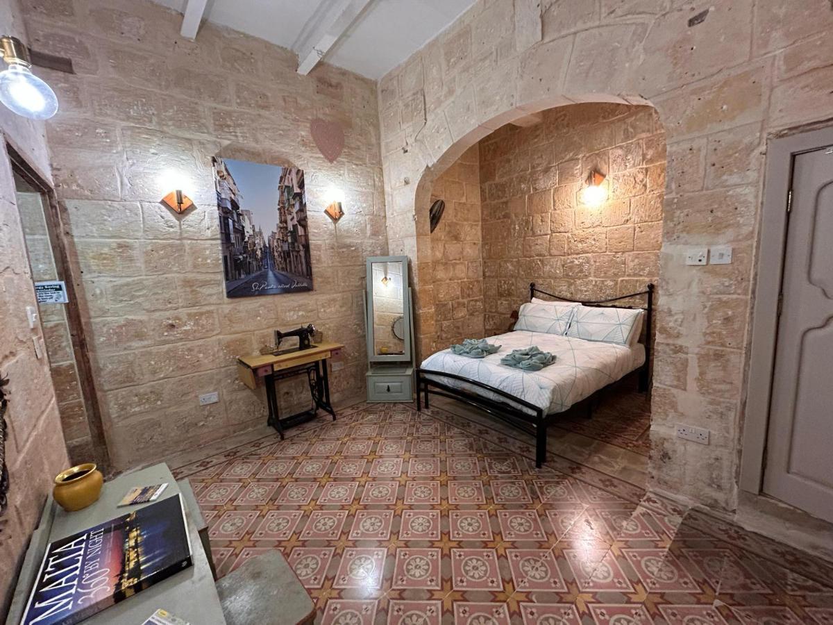 Central Townhouse With Maltese Balcony Valeta