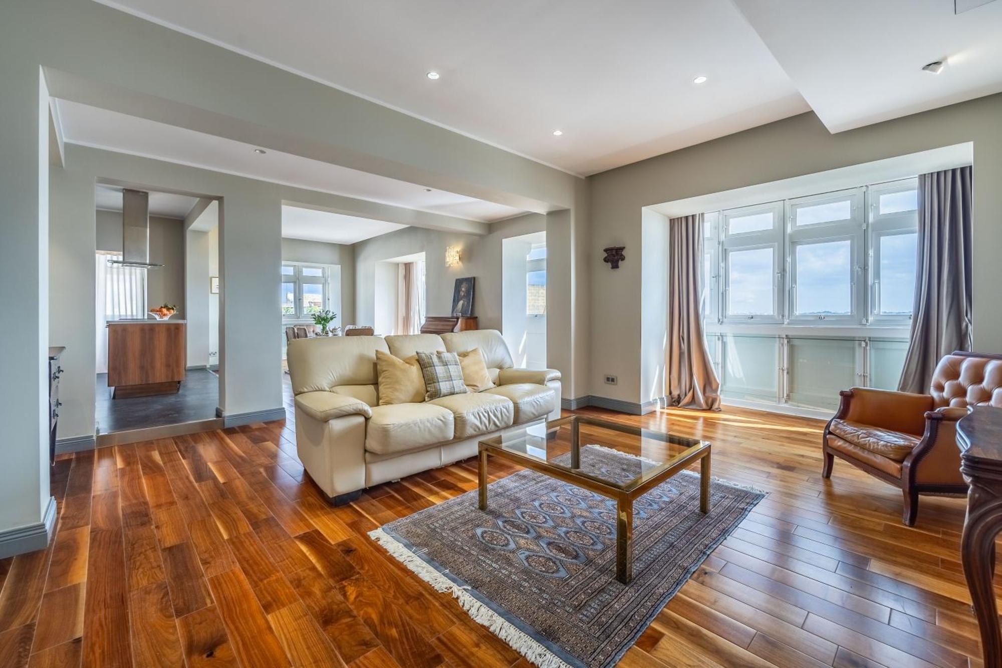 Stylish With Spectacular Views Apartment *