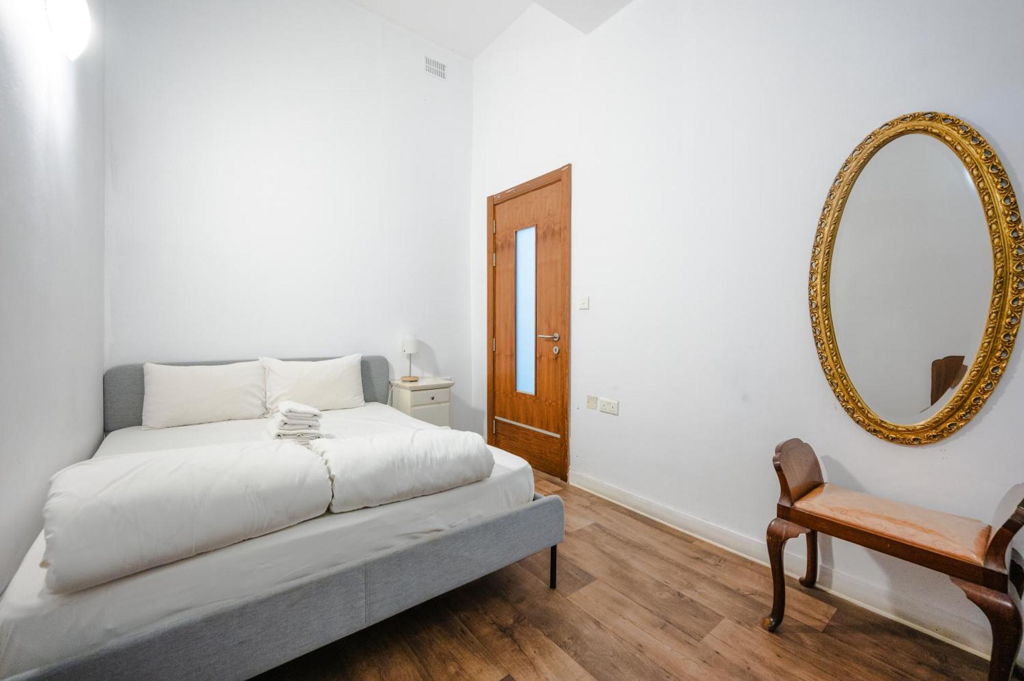 St Two Bedroom Apartment *