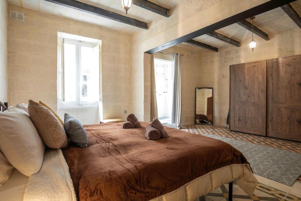 Chic, Stylish & Spacious Flat In *