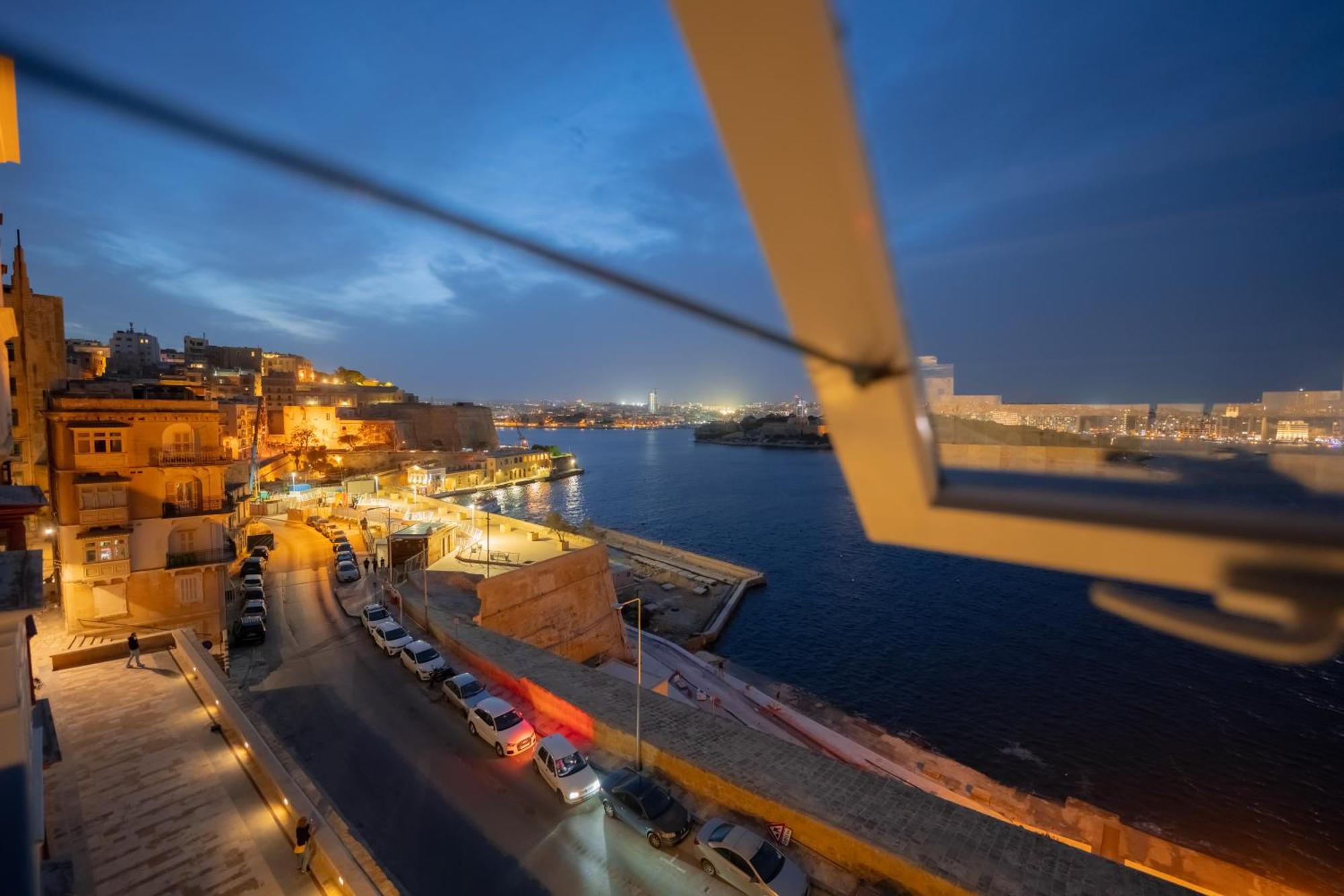 Extraordinary Views In A In Apartment Valletta
