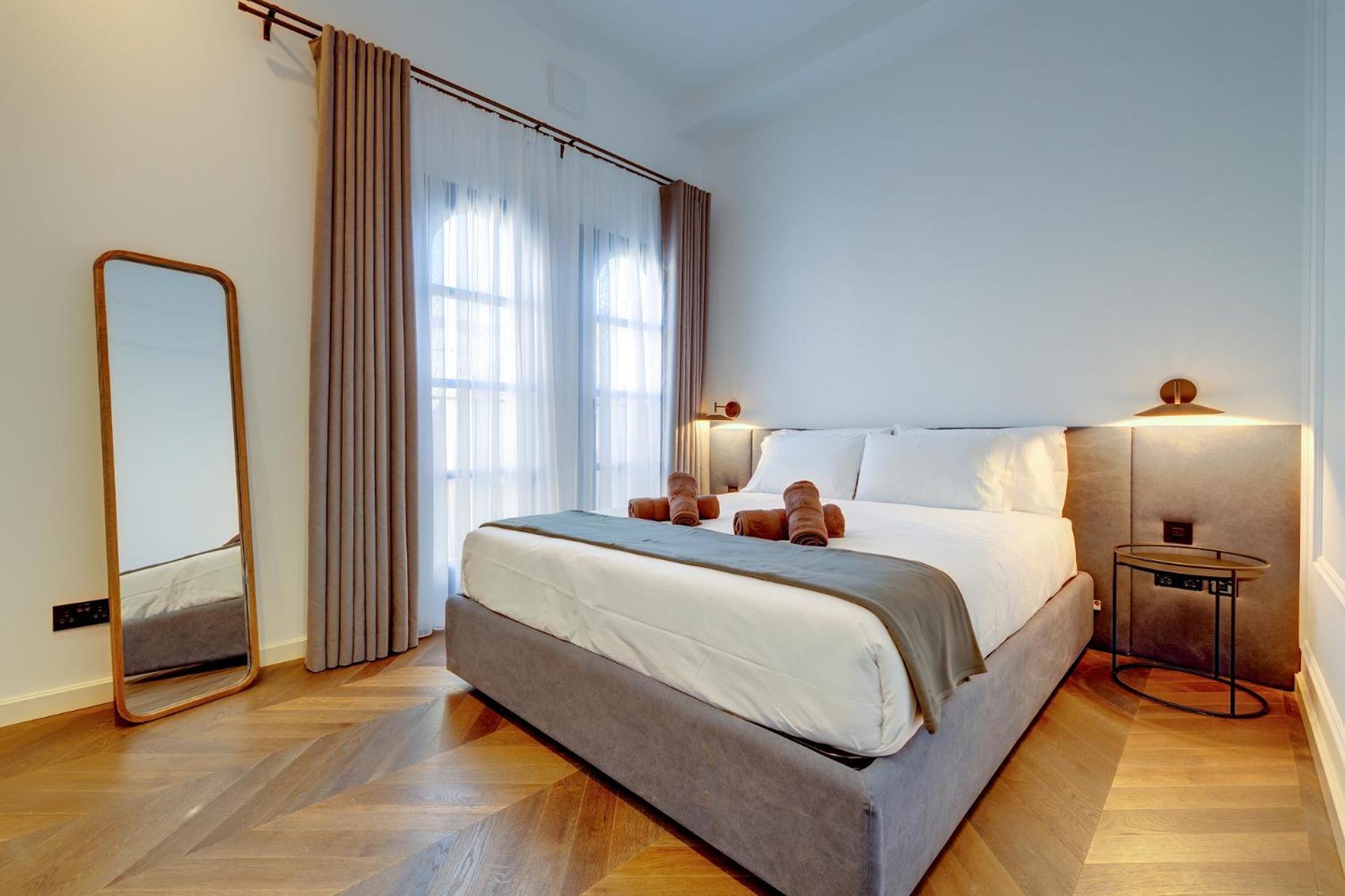 Opulent Elegance In Lux Retreat *