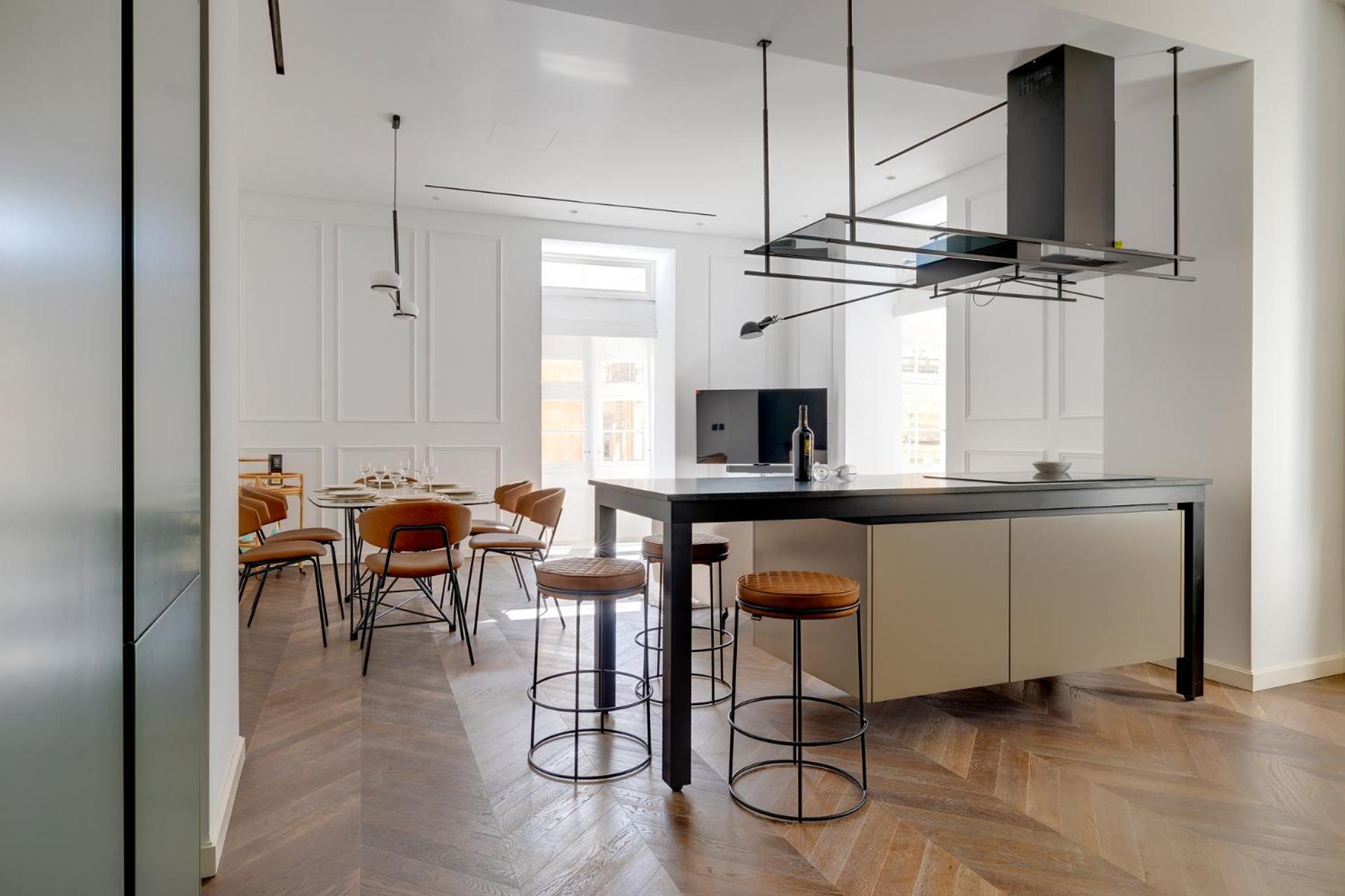 Opulent Elegance In Lux Retreat Apartment