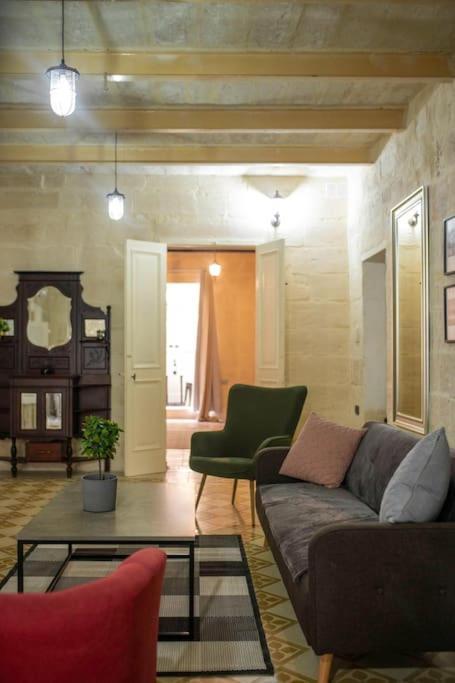 Chic, Stylish & Spacious Flat In Apartment *