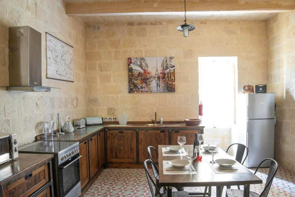 Chic, Stylish & Spacious Flat In Apartment *
