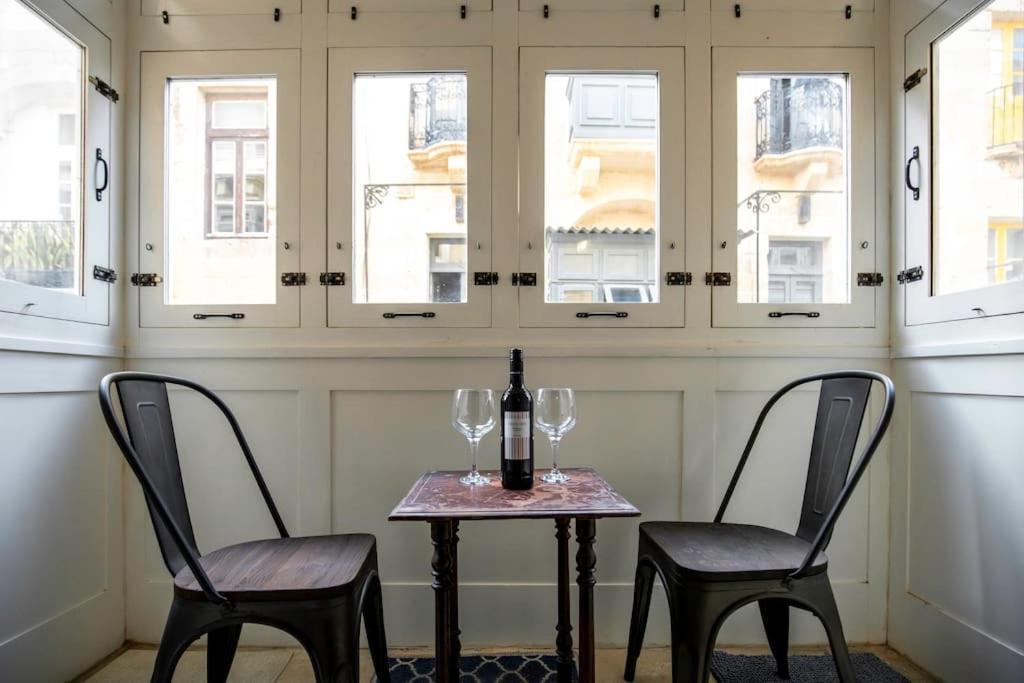 Chic, Stylish & Spacious Flat In Apartment *