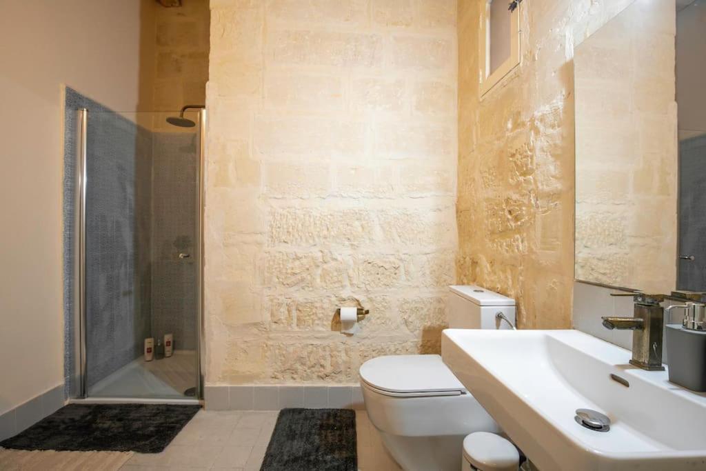 Chic, Stylish & Spacious Flat In Apartment *