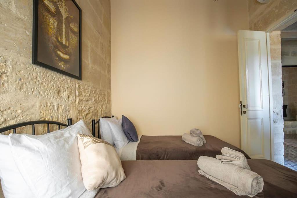 Chic, Stylish & Spacious Flat In Apartment *