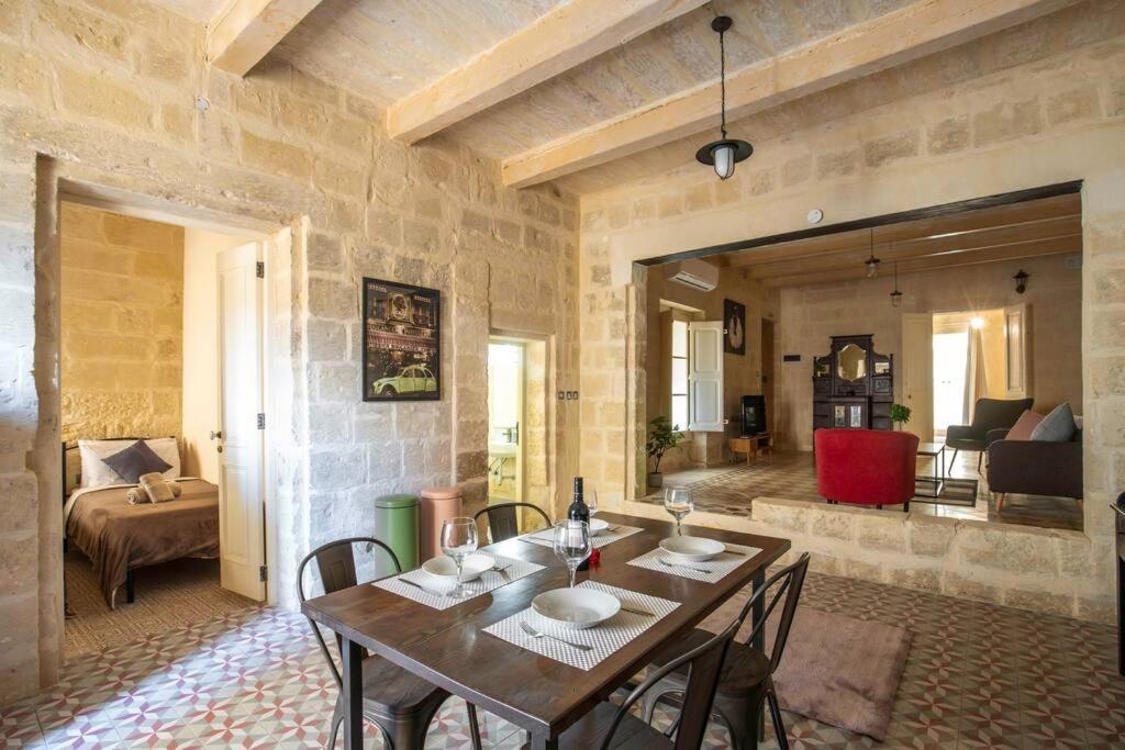 Chic, Stylish & Spacious Flat In Apartment *