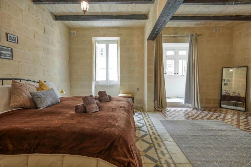 Chic, Stylish & Spacious Flat In *