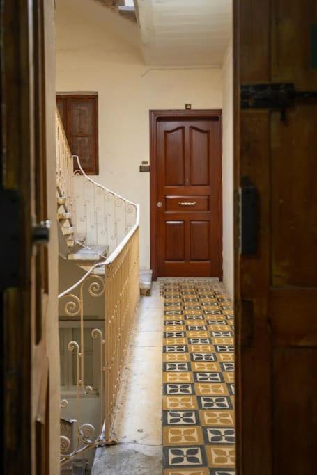 Chic, Stylish & Spacious Flat In Apartment *