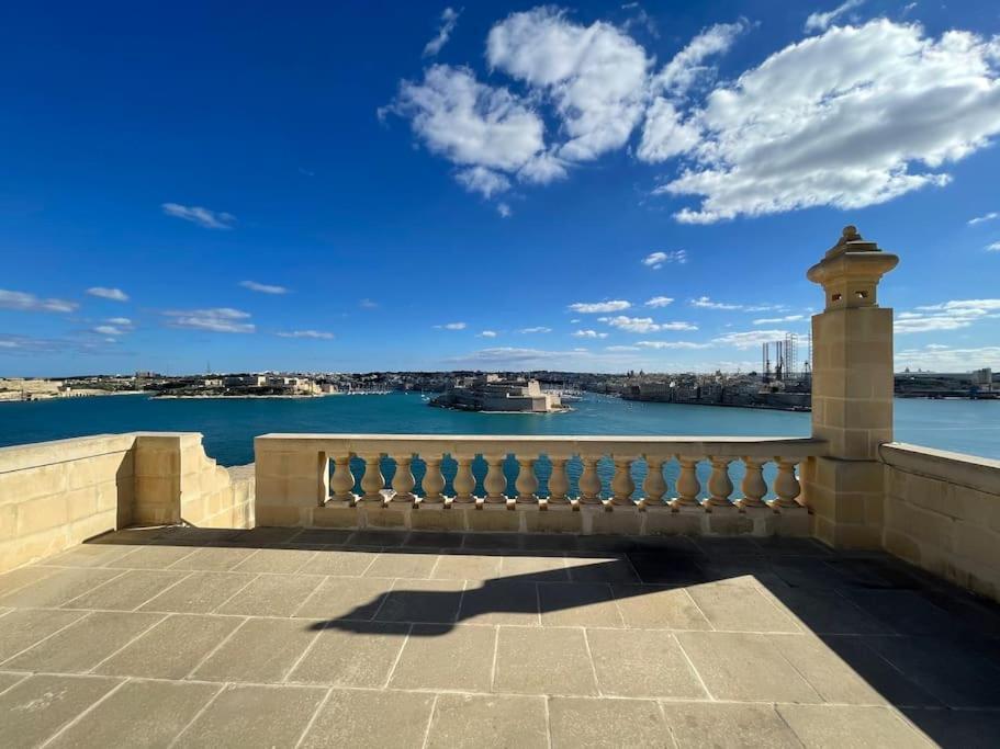 Penthouse W/ Unique Harbour View Apartment