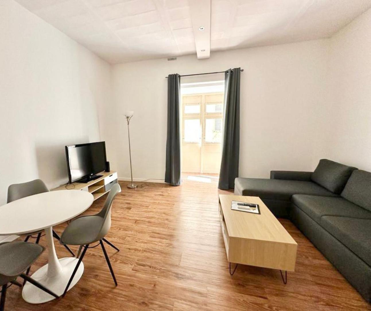 And Modern Flat Apartment *