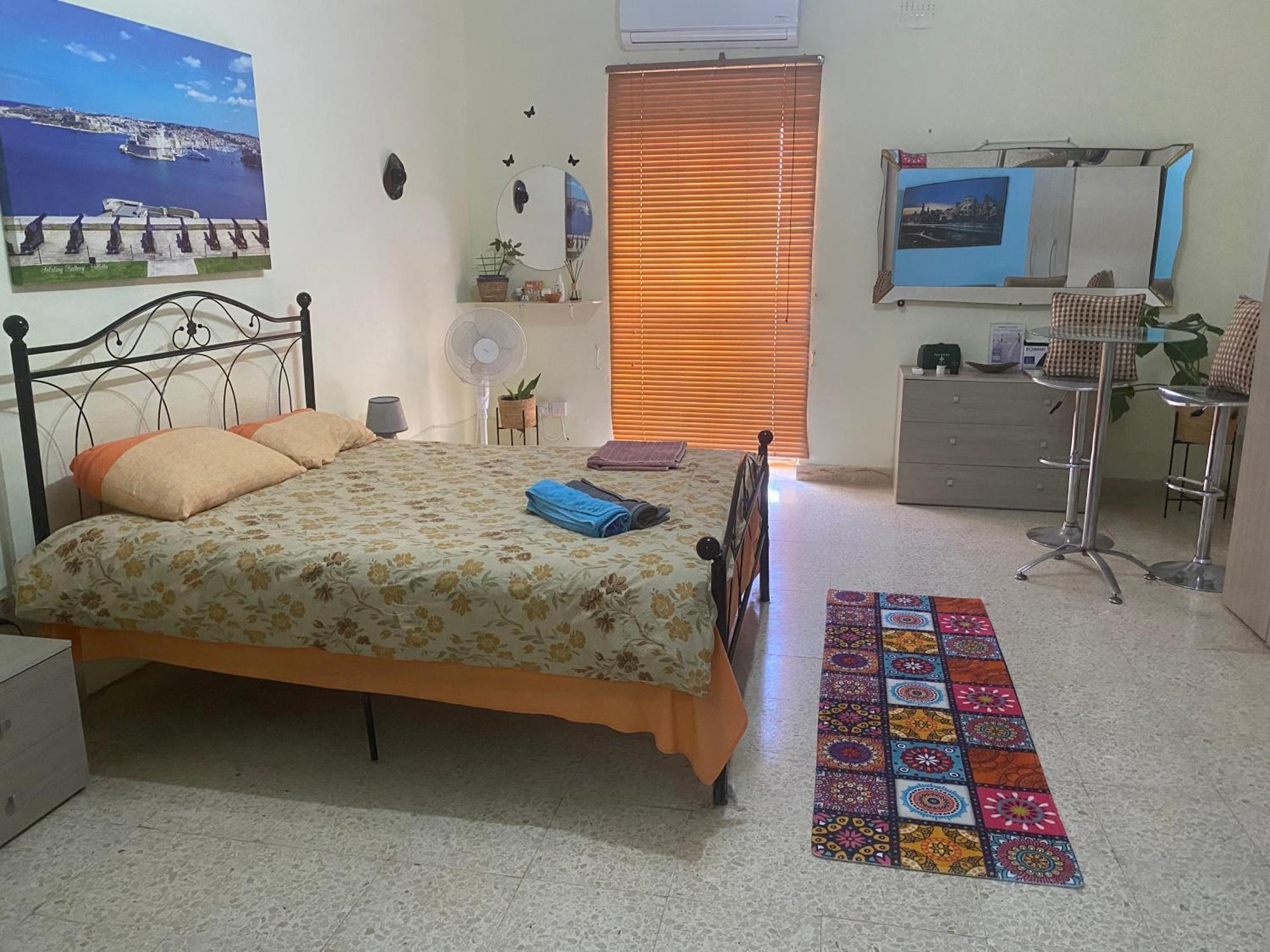 Apartment Tradtional One Bedroom *