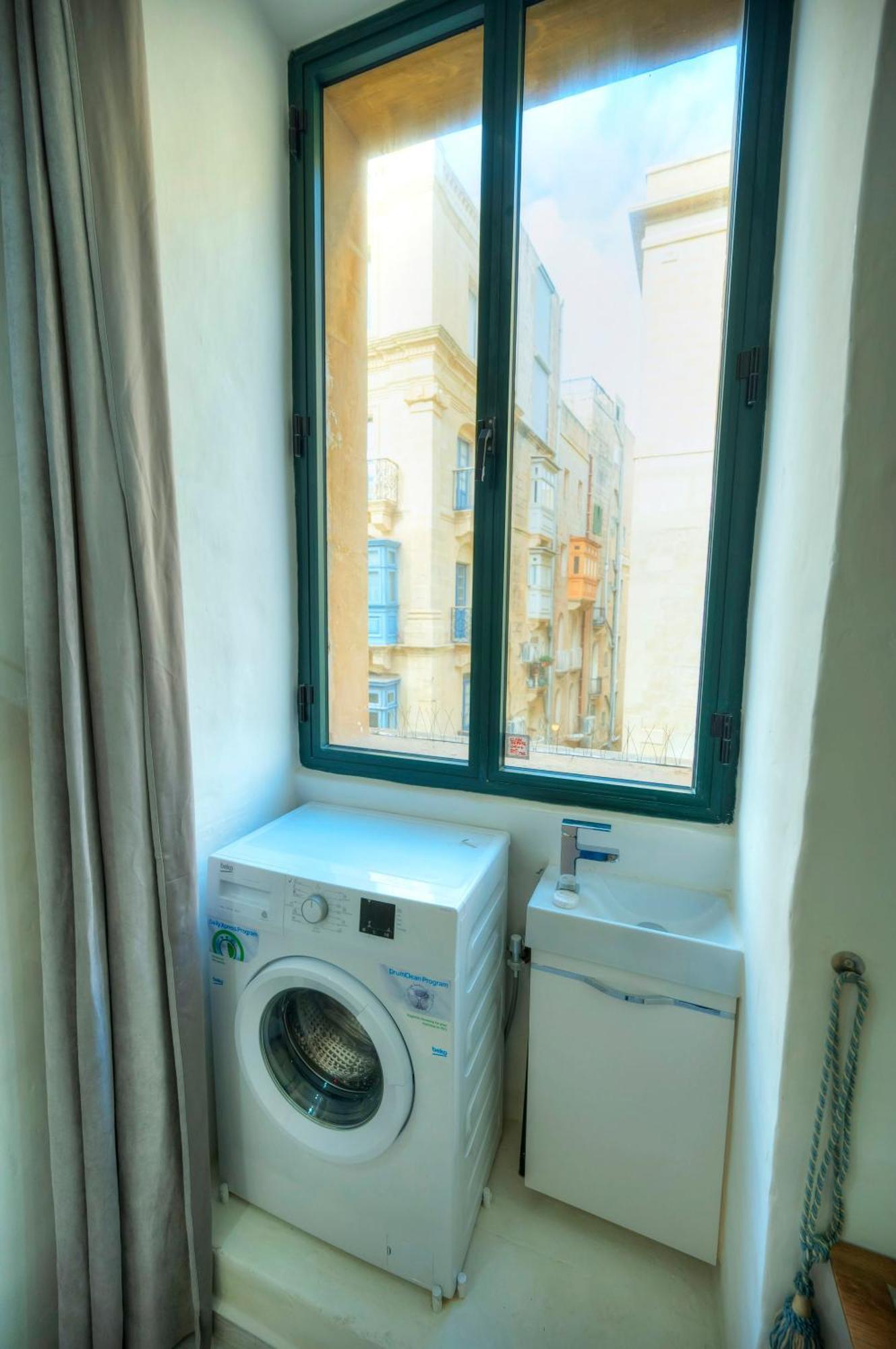 Charming 3 Storey In Centre, Ngri1-1 *