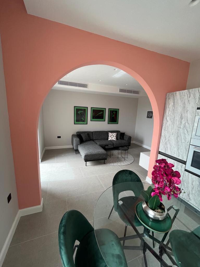 Apartment Heart, 3 *