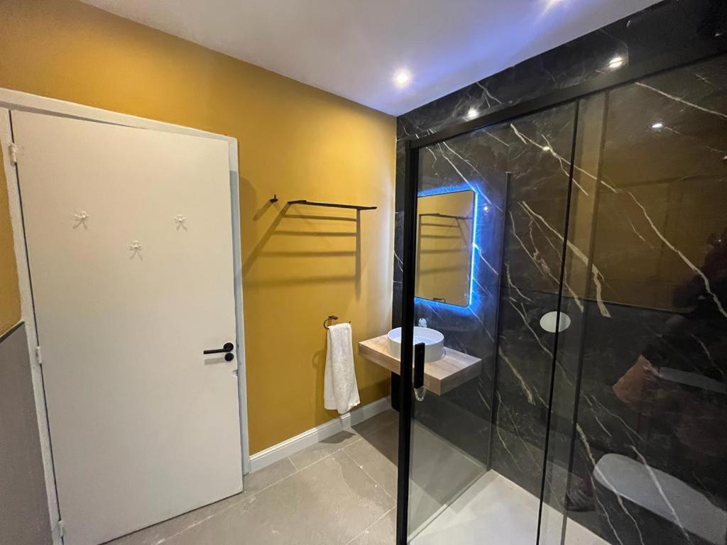 Apartment Heart, 3 *