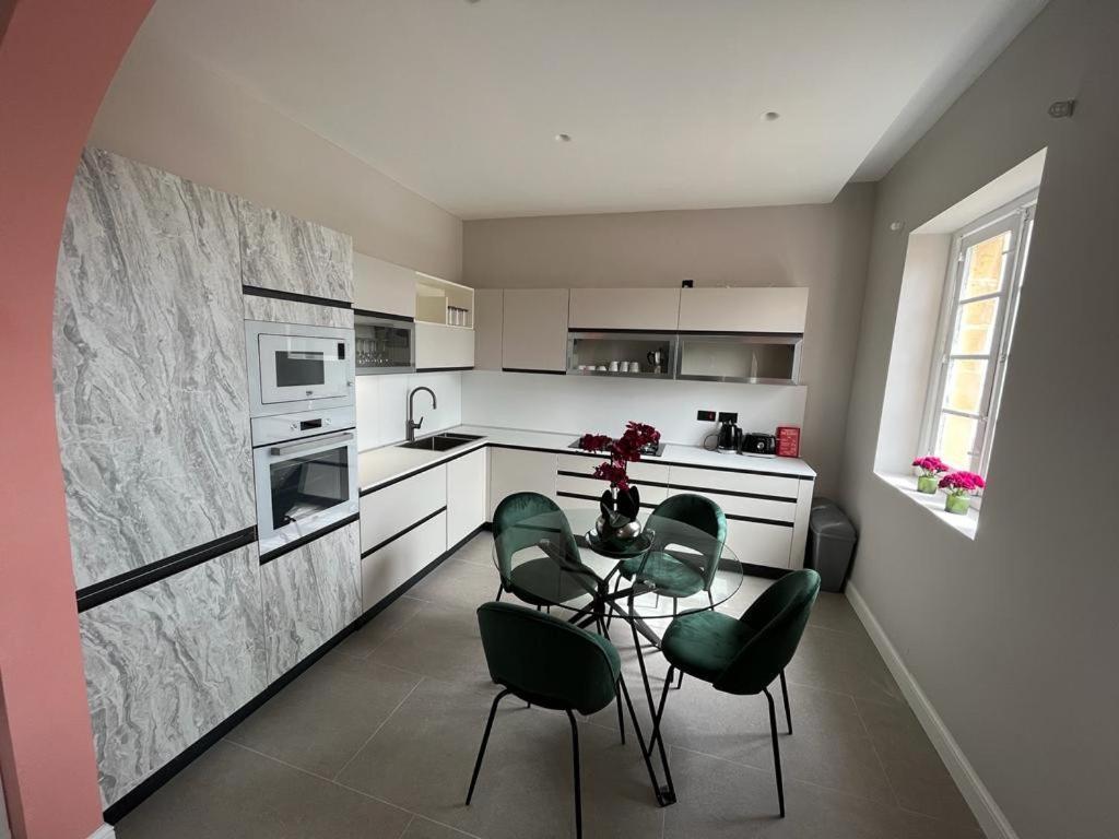 Heart, 3 Apartment *