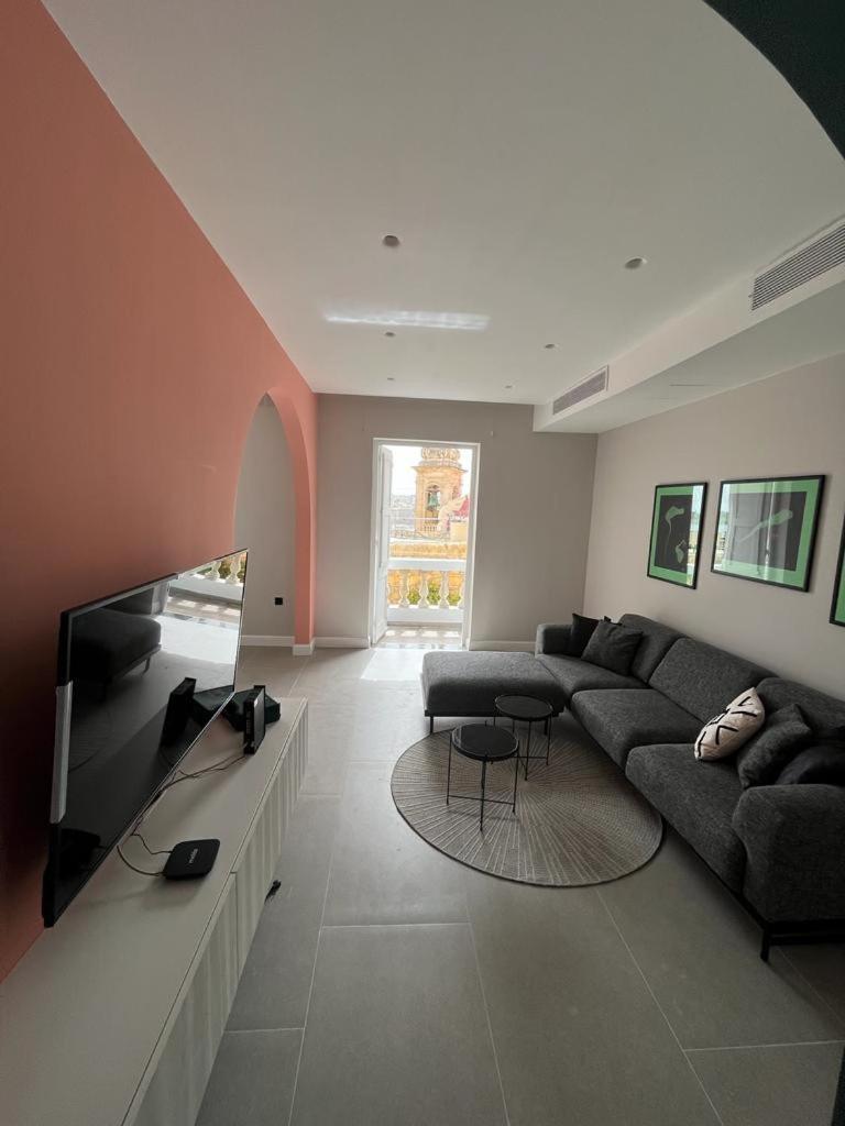 Apartment Heart, 3 *