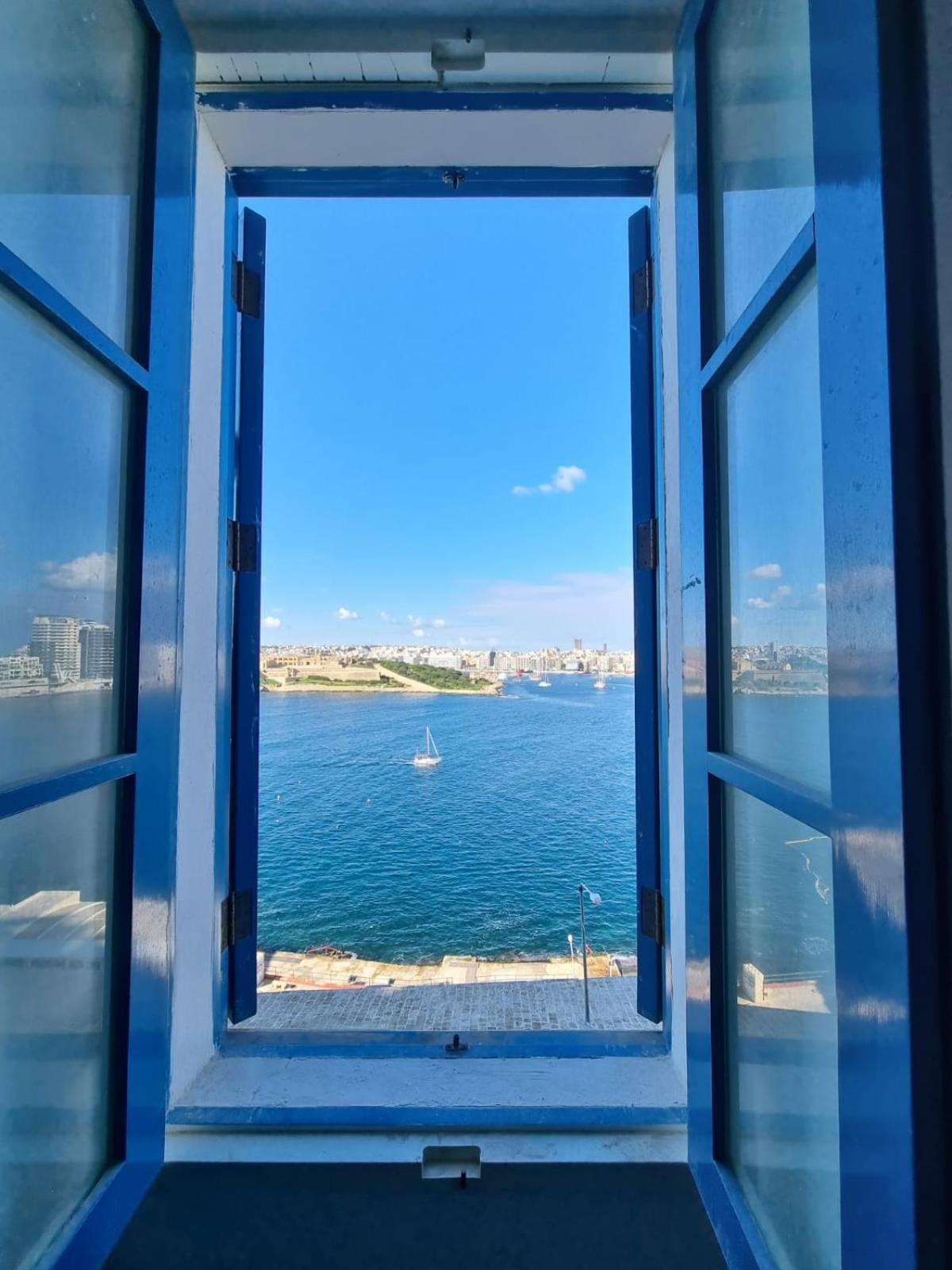 Extraordinary Views In A In *