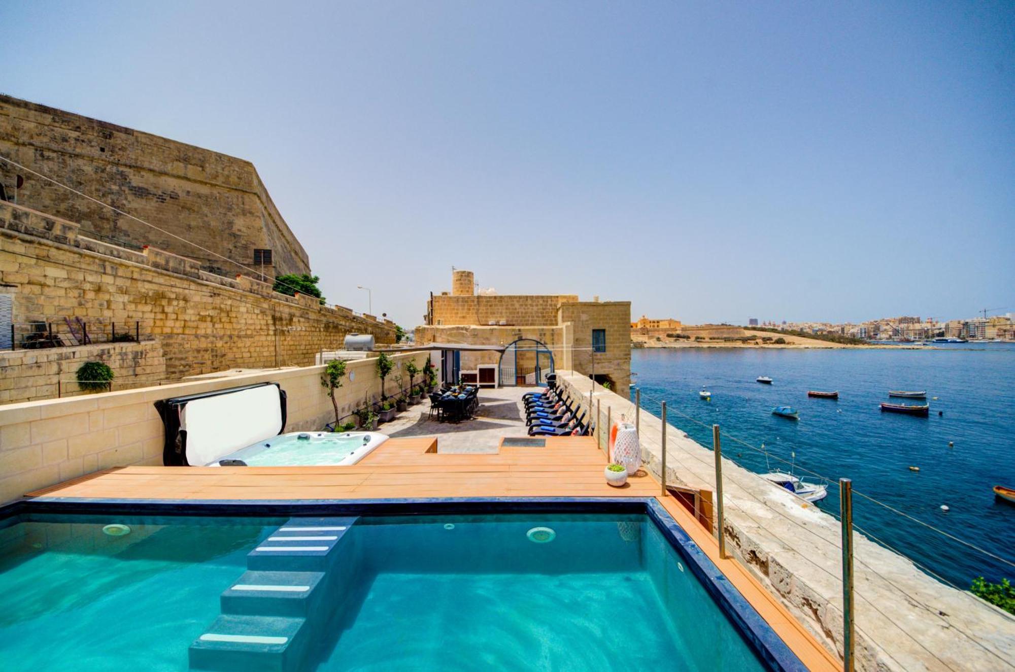 Waterfront With Pool And Jacuzzi Villa