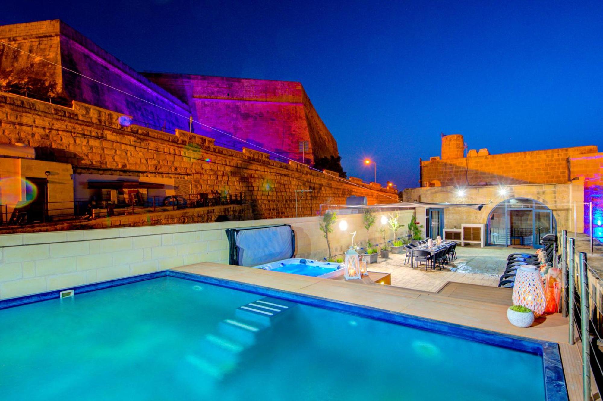 Waterfront With Pool And Jacuzzi