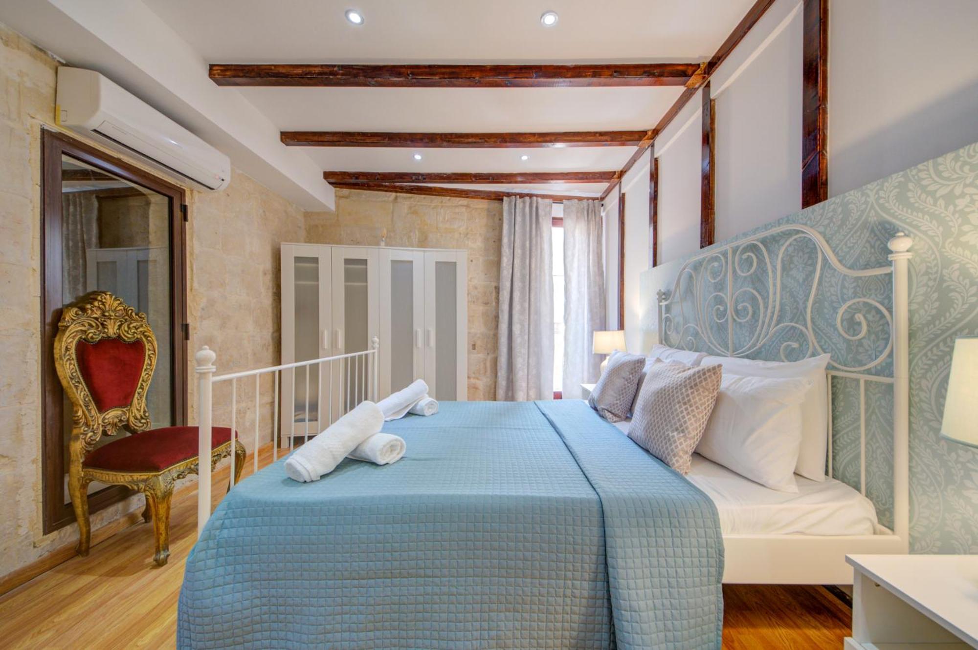Villa Waterfront With Pool And Jacuzzi *