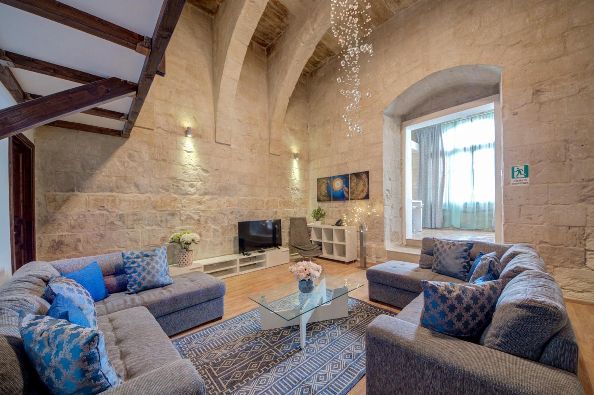 Villa Waterfront With Pool And Jacuzzi