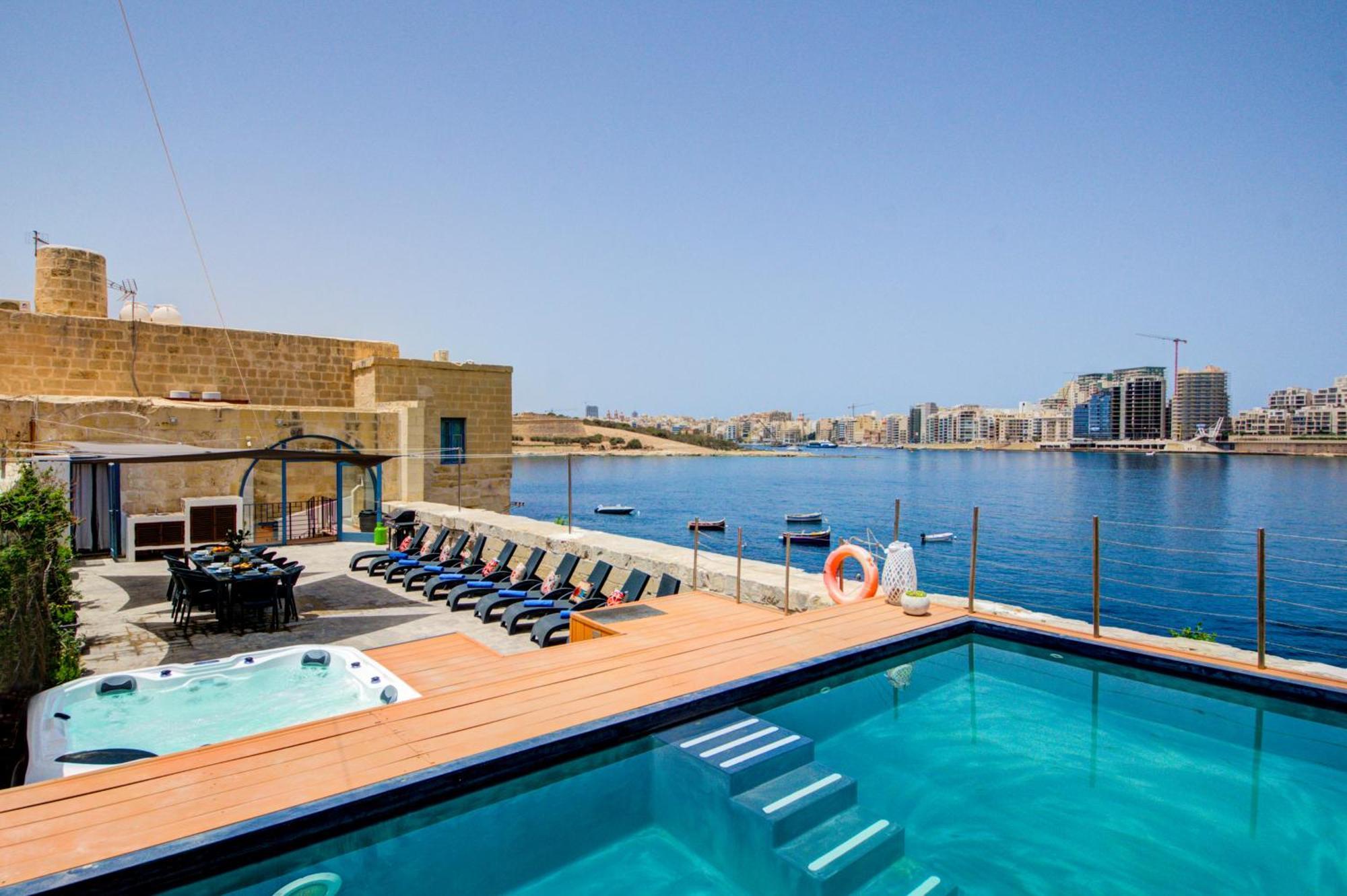 Villa Waterfront With Pool And Jacuzzi *