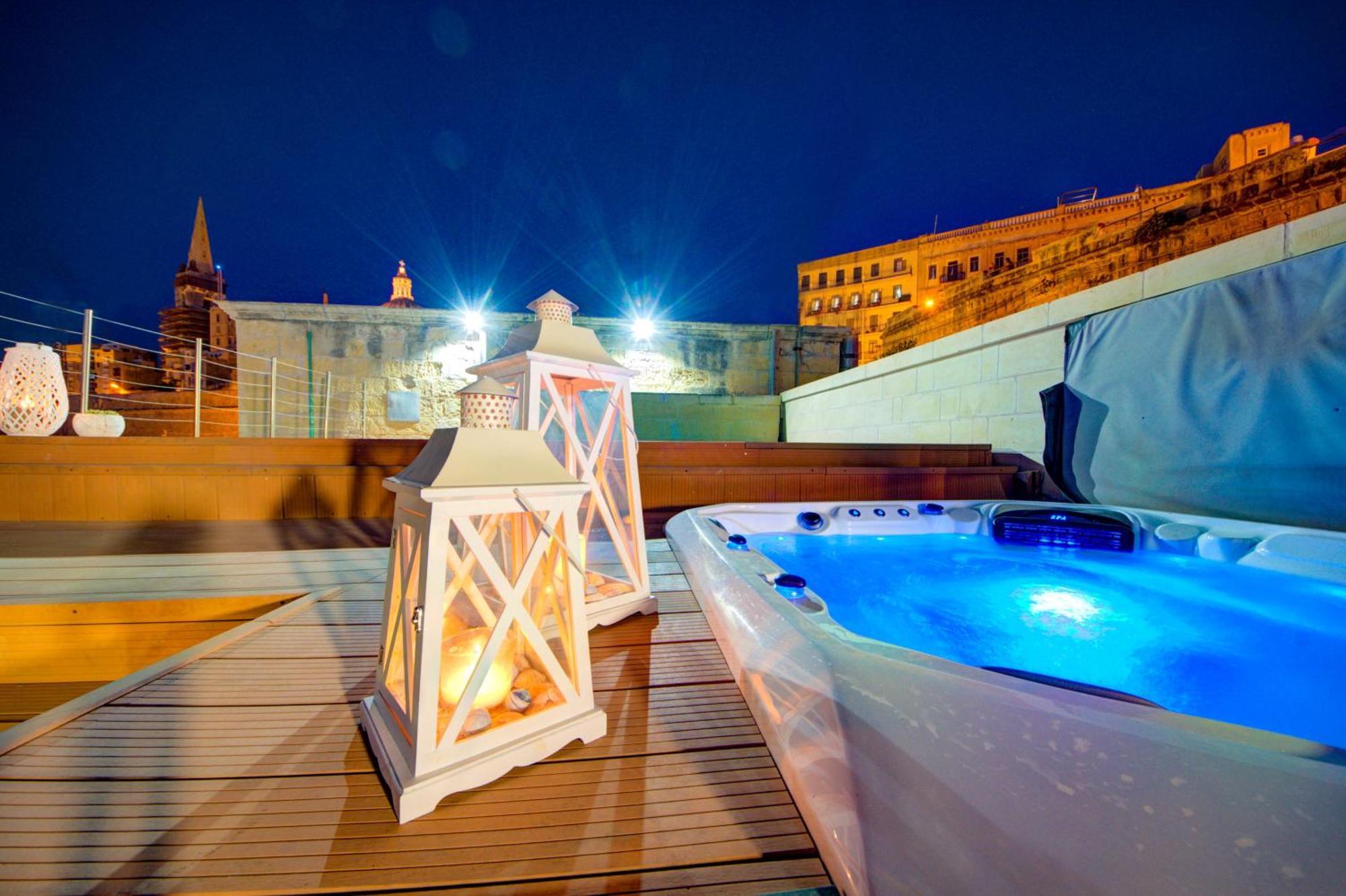 Villa Waterfront With Pool And Jacuzzi
