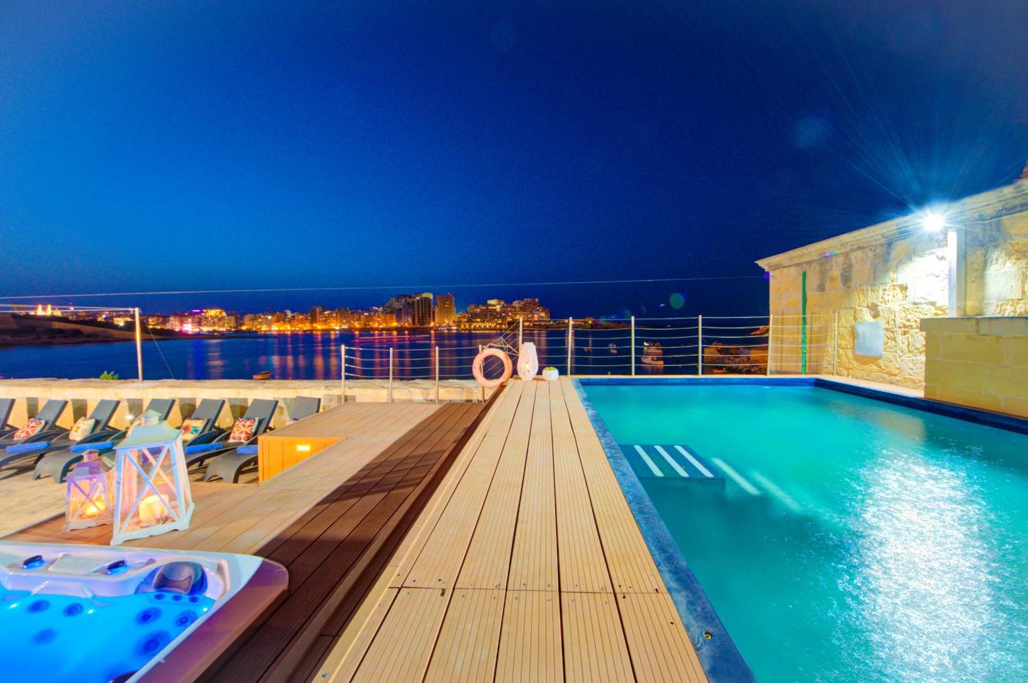 Villa Waterfront With Pool And Jacuzzi *